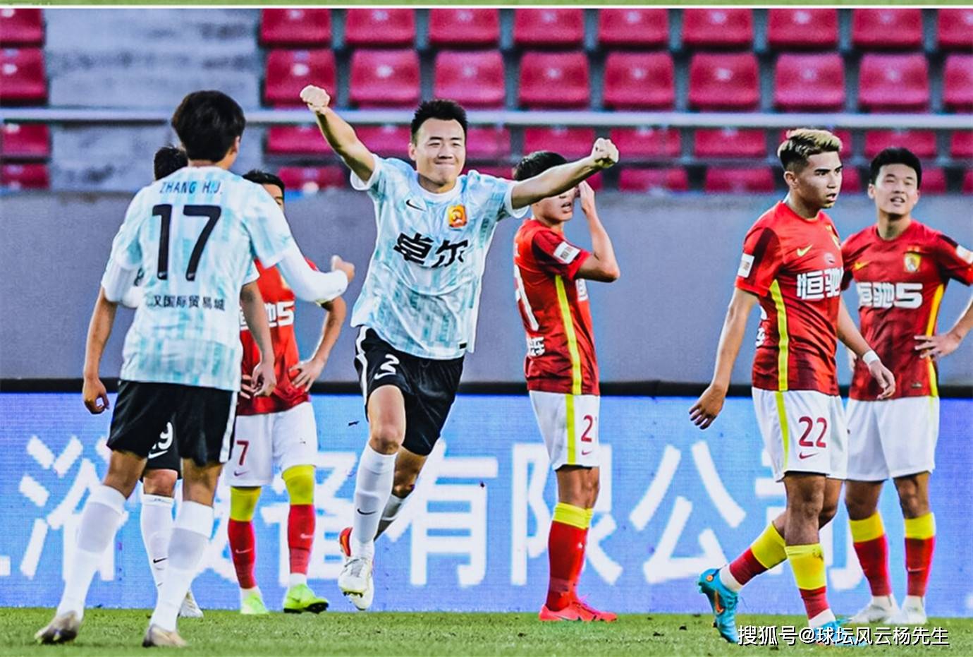 中欧体育官方网站-包含今晨广州队调整名单以备德甲，门线救险环节打磨，底气十足，团队化学反应显著的词条